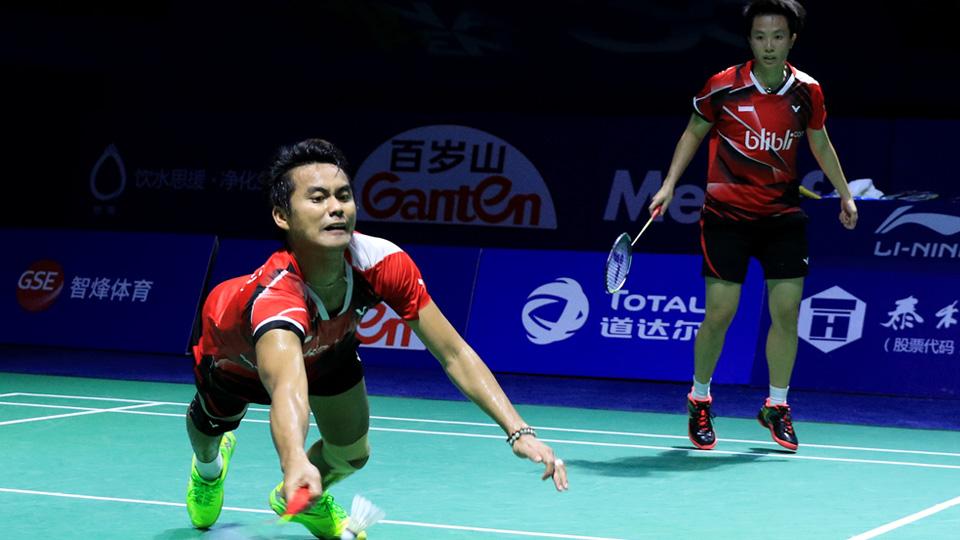 Ganda campuran Indonesia, Tontowi Ahmad/Liliyana Natsir mengembalikan kok ke arah pasangan Korea, Choi Sol-gyu/Chae Yoo-jung.